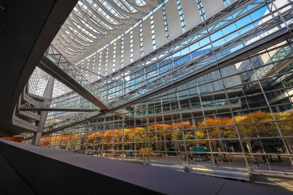 5 Aralık 2024 Yüksek cam pencereli modern bir binanın içi
