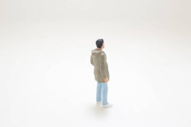 Sıradan kıyafetler giymiş bir adamın minyatür bir figürü.