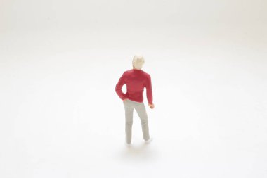 Sıradan kıyafetler giymiş bir adamın minyatür bir figürü.