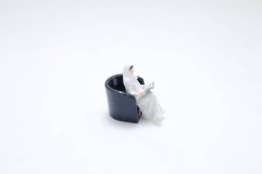 Geleneksel Orta Doğulu bir adamın minyatür bir heykeli.