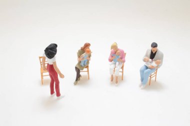 Çemberde oturan bireylerin minyatür figürleri,