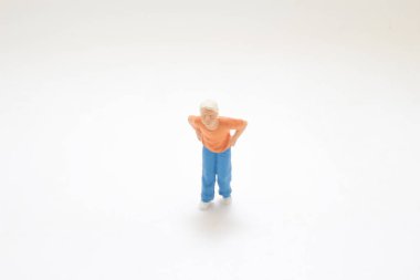 Giyinmiş bir çocuğun detaylı minyatür biblosu.