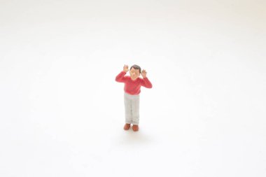 Giyinmiş bir çocuğun detaylı minyatür biblosu.