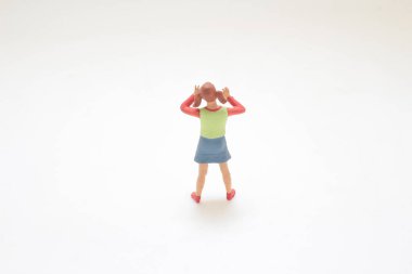 Giyinmiş bir çocuğun detaylı minyatür biblosu.