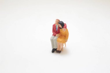 Yakın oturan bir erkek ve kadının minyatür figürleri.,