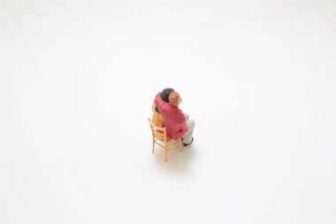 Yakın oturan bir erkek ve kadının minyatür figürleri.,