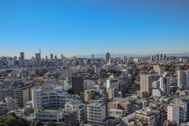 6 Aralık 2024 yoğun binalarla dolu geniş bir şehir manzarası