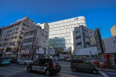 4 Aralık 2024 Çağdaş kentsel mimari bir cam cephe yansıtıyor