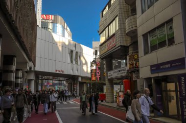 4 Aralık 2024 şehir merkezinde hareketli bir şehir merkezinde.