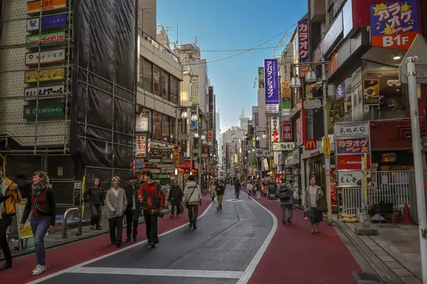 4 Aralık 2024 şehir merkezinde hareketli bir şehir merkezinde.