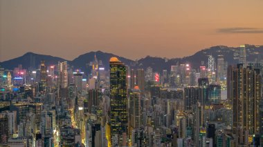 27 Ocak 2025 Aydınlatılmış gökdelenin yer aldığı çarpıcı bir şehir silueti