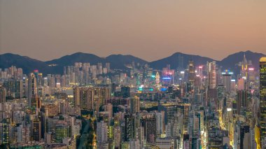 27 Ocak 2025 Aydınlatılmış gökdelenin yer aldığı çarpıcı bir şehir silueti