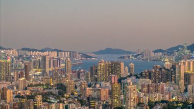 27 Ocak 2025 Aydınlatılmış gökdelenlerin yer aldığı gökdelenlerin panoramik görüntüsü,