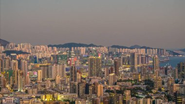 27 Ocak 2025 Aydınlatılmış gökdelenlerin yer aldığı gökdelenlerin panoramik görüntüsü,