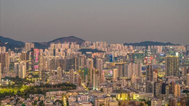 27 Ocak 2025 Aydınlatılmış gökdelenlerin yer aldığı gökdelenlerin panoramik görüntüsü,