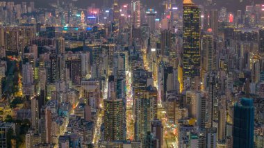 27 Ocak 2025 Aydınlatılmış gökdelenin yer aldığı çarpıcı bir şehir silueti