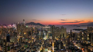 27 Ocak 2025 Vibrant şehir silueti alacakaranlıkta ele geçirildi.