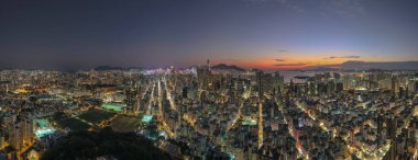 27 Ocak 2025 Aydınlatılmış gökdelenin yer aldığı çarpıcı bir şehir silueti