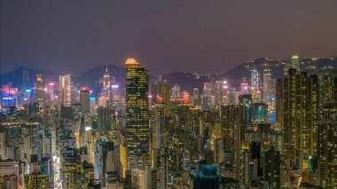 27 Ocak 2025 Aydınlatılmış gökdelenin yer aldığı çarpıcı bir şehir silueti