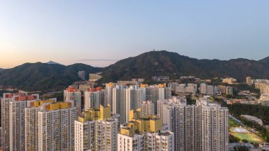 27 Ocak 2025 canlı gece şehir manzarası iyi aydınlatılmış bir konutu gösteriyor.