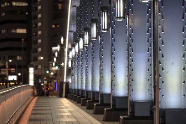 4 Aralık 2024 Köprüsü Gece bir şehir manzarası boyunca Parlayan ışıklar sergileniyor