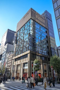 7 Aralık 2024 Modern bina cephesi karmaşık mimari modeller sergiliyor,