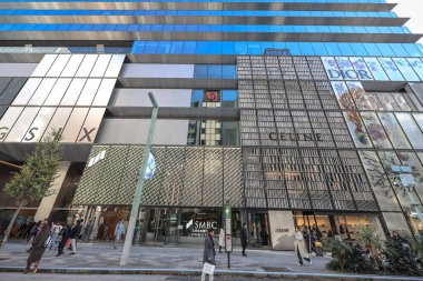 7 Aralık 2024 Modern bir ticari binanın yer aldığı Kentsel alışveriş merkezi