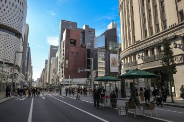 7 Aralık 2024, modern mimari ile hareketli bir şehir manzarası,