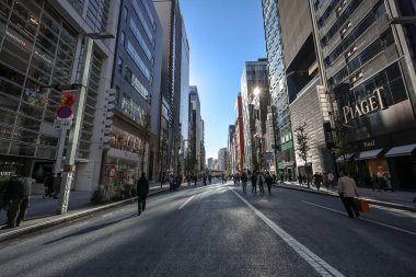 7 Aralık 2024, modern mimari ile hareketli bir şehir manzarası,