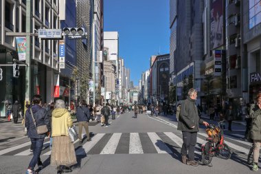 7 Aralık 2024, modern mimari ile hareketli bir şehir manzarası,