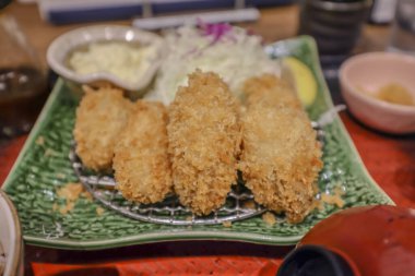 Tartar sosuyla servis edilen altın ve çıtır ekmek kızartması.