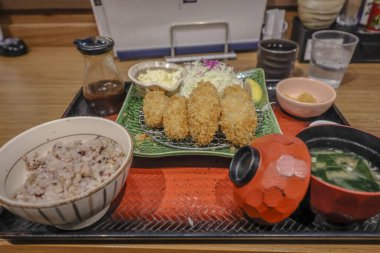 Tartar sosuyla servis edilen altın ve çıtır ekmek kızartması.