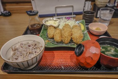 Tartar sosuyla servis edilen altın ve çıtır ekmek kızartması.