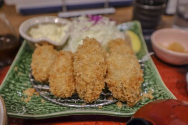 Tartar sosuyla servis edilen altın ve çıtır ekmek kızartması.