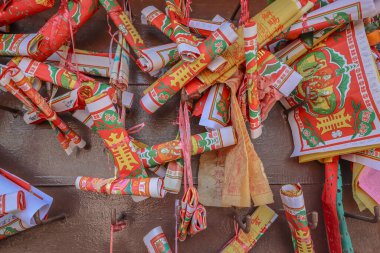 29 Ocak 2025 canlı kırmızı ve altın rengi geleneksel Çin adakları