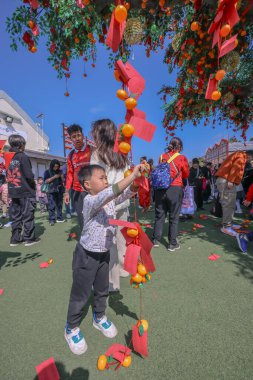 29 Ocak 2025 'te geleneksel kültürel etkinliği kutlayan aileler sahnesi