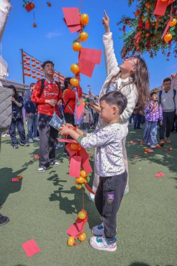 29 Ocak 2025 Kırmızı Zarfı Tangerine Ağacı 'na yerleştiren Çocuk