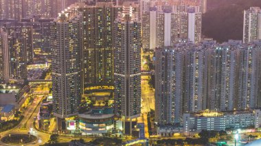 9 Şubat 2025 Aydınlatılmış şehir manzarası Gece gökdelenleri