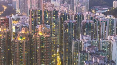 9 Şubat 2025 Aydınlatılmış şehir manzarası Gece gökdelenleri