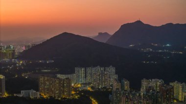 9 Şubat 2025 Aydınlanmış Binalarla Günbatımında Şehir