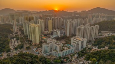 9 Şubat 2025 Renkli bir şehir günbatımı sahnesi,