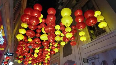 Canlı Kırmızı ve Sarı Fenerler Gece Bir Sokak Aydınlatıyor, Hong Kong, 10 Şubat 2025 