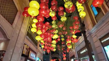 Canlı Kırmızı ve Sarı Fenerler Gece Bir Sokak Aydınlatıyor, Hong Kong, 10 Şubat 2025 