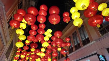 Canlı Kırmızı ve Sarı Fenerler Gece Bir Sokak Aydınlatıyor, Hong Kong, 10 Şubat 2025 
