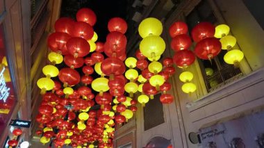 Canlı Kırmızı ve Sarı Fenerler Gece Bir Sokak Aydınlatıyor, Hong Kong, 10 Şubat 2025 