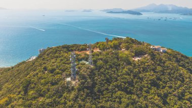 9 Şubat 2025 Çevrelenmiş bir tepenin üzerinde yükseltilmiş telekomünikasyon kuleleri