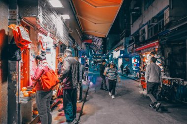 10 Şubat 2025 Aydınlatılmış tezgahlarıyla açık hava gece pazarı