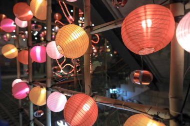 10 Şubat 2025 Pembe ve renkli kağıt fenerlerin canlı bir gösterisi