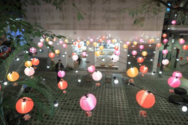 10 Şubat 2025 Canlı fenerlerle aydınlatılmış renkli süslemelerle dolu bir avlu.