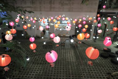 10 Şubat 2025 Canlı fenerlerle aydınlatılmış renkli süslemelerle dolu bir avlu.